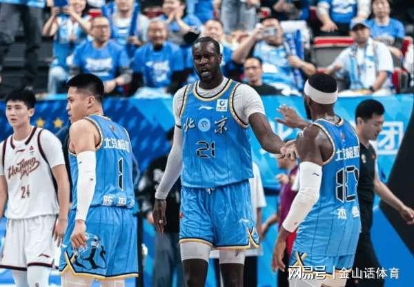 8868体育平台-残阵击败稠州!首钢3名伤员,到场为队友加油,唯独不见一人身影