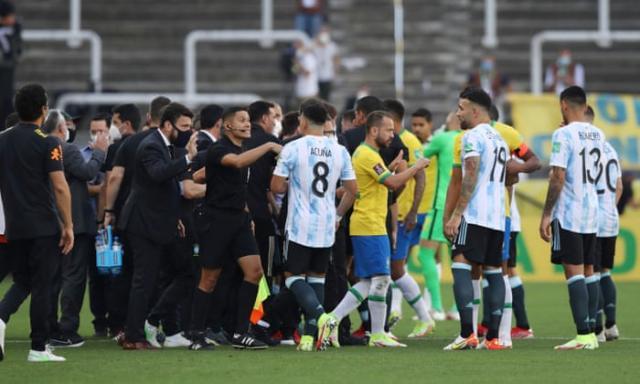 体育新闻-巴阿大战闹剧前后 :“隐藏主角”英超是怎么想的?