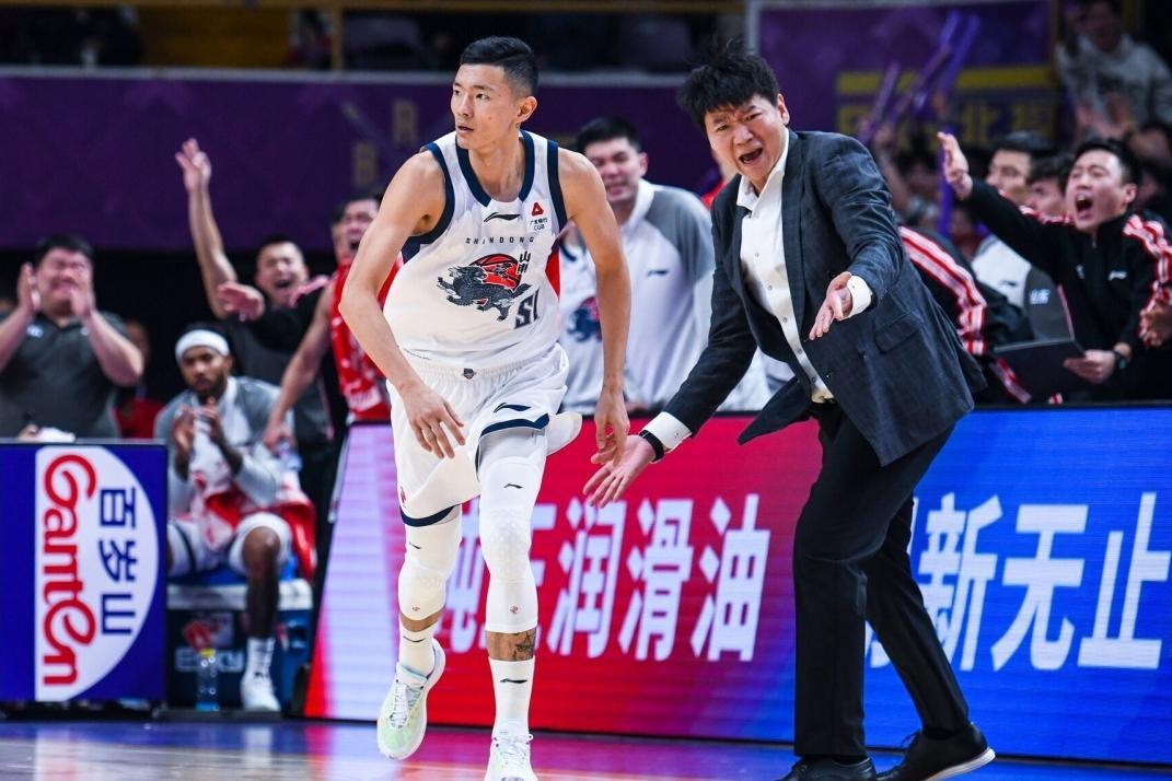 山东男篮挺进杯赛四强,陈林坚爆发,说明书已找到?