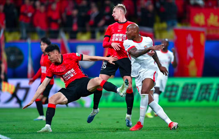 8868 SPORTS-1-0!中场核心角球破门一剑封喉 上赛季第3两连胜领跑中超|罗慕洛|成都|牟鹏飞|韦世豪|杨明洋_新浪体育_新浪新闻